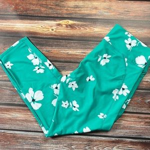 Fabletics cropped leggings Size Large.  Nearly new barely worn.  Great pattern!